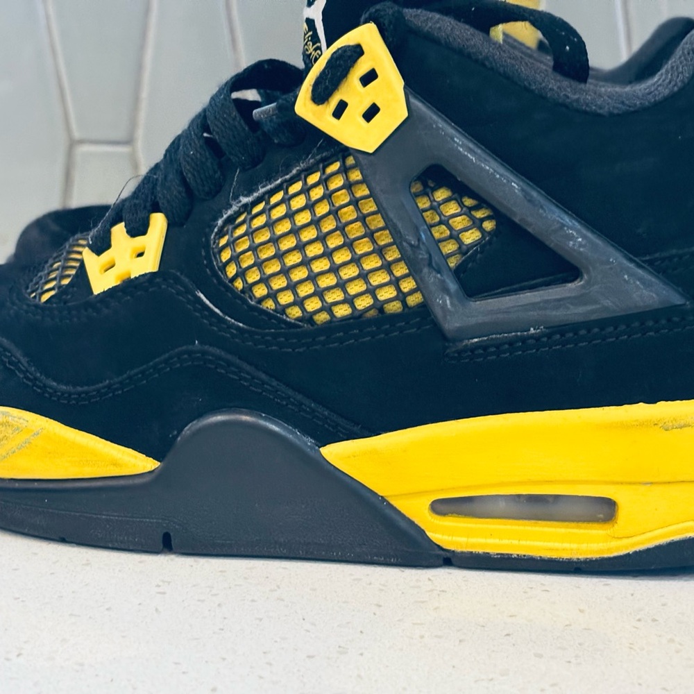 Air Jordan 4 "Thunder"
(2023) - Picture 8 of 12